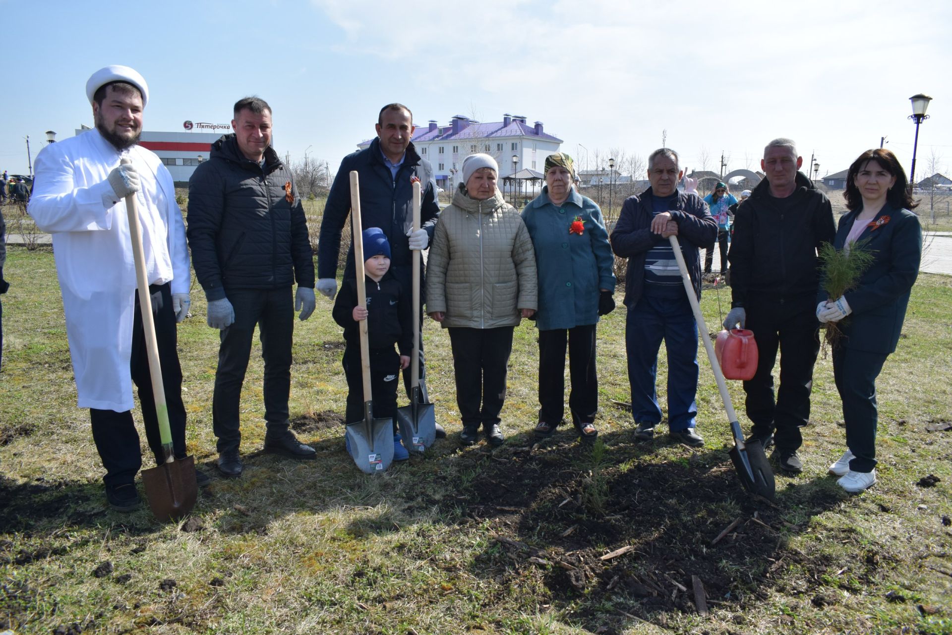 В Круглом Поле заложили Аллею Памяти к 80-летию Победы