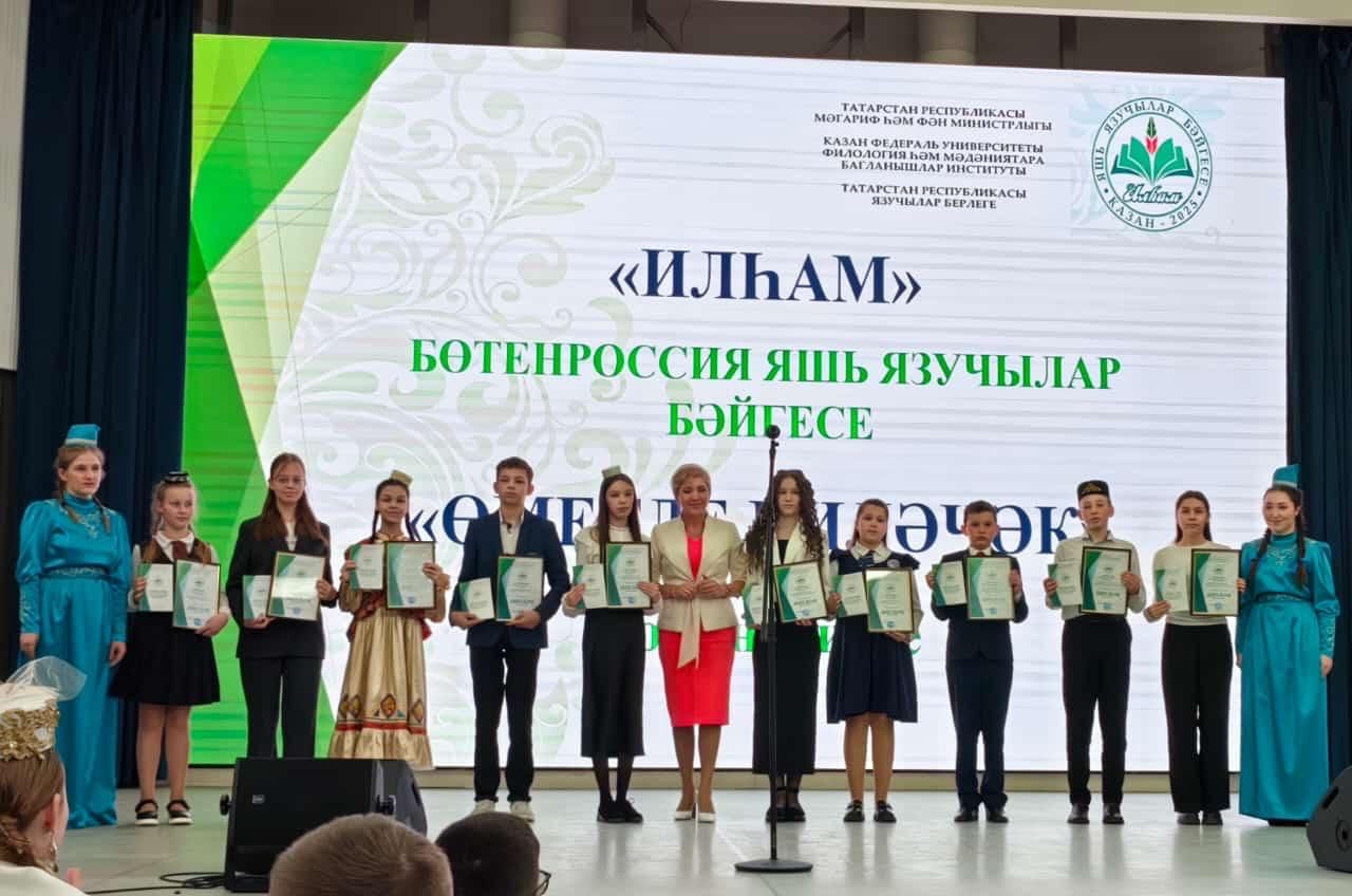 Торжественный момент для юной звезды поэзии!