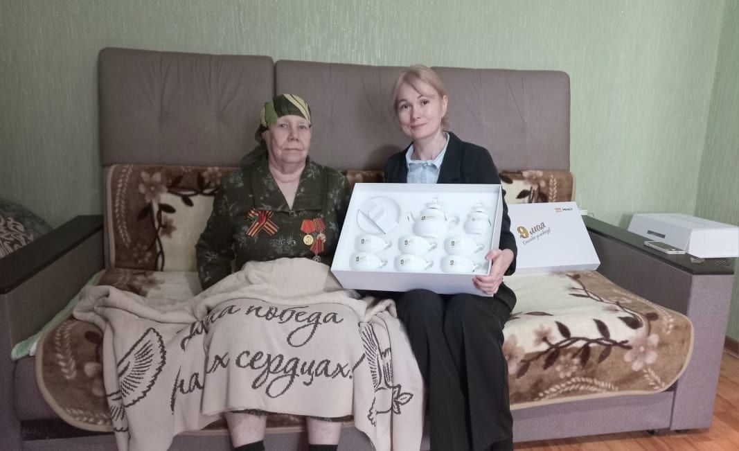Ветераннар Ольга Левицкая, Мәхмүтҗан Сабиров һәм Шәүкәт Әхмәтнәҗипов Бөек Җиңүнең 80 еллыгы белән котлаулар кабул итәләр
