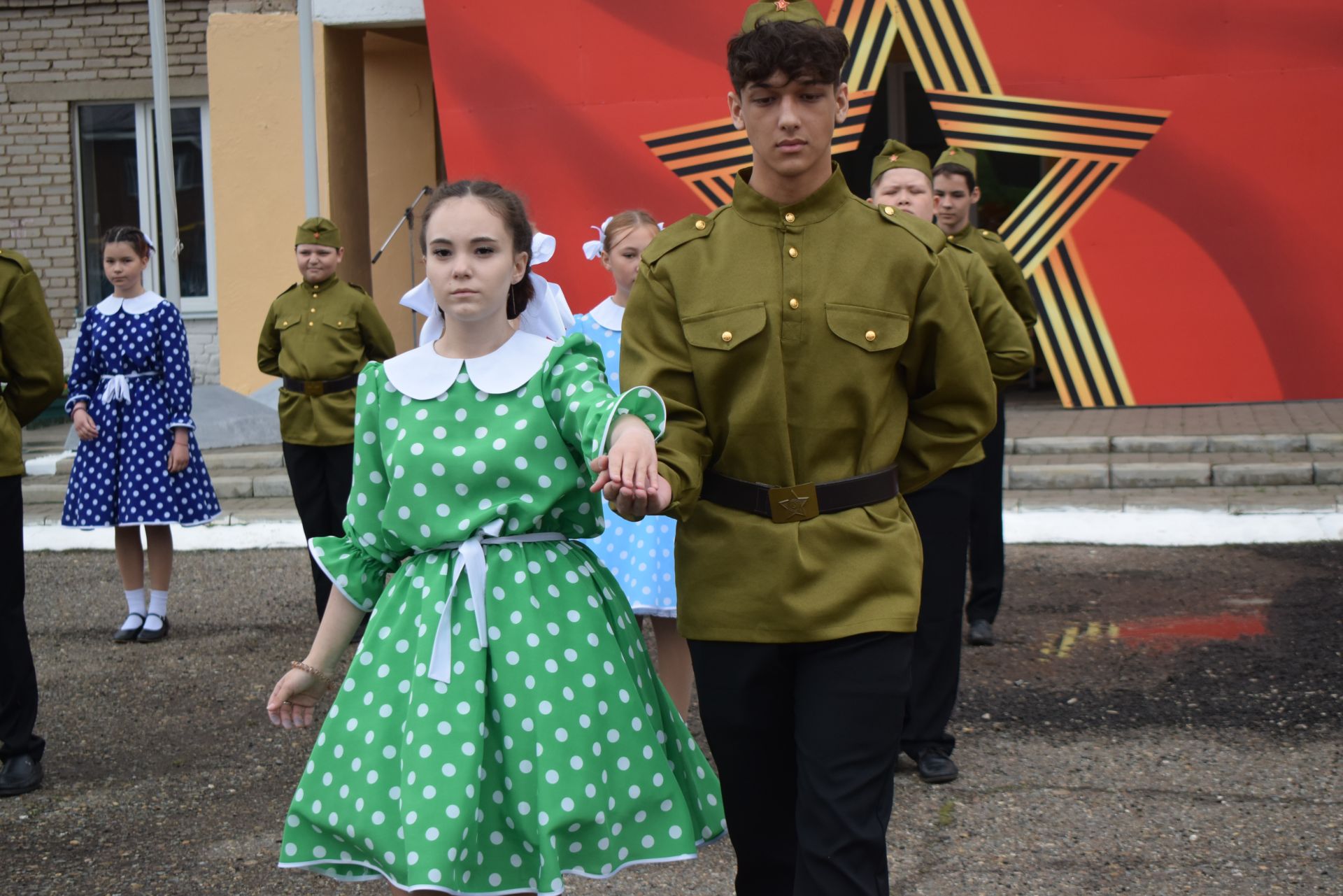 Страна не забудет героев!