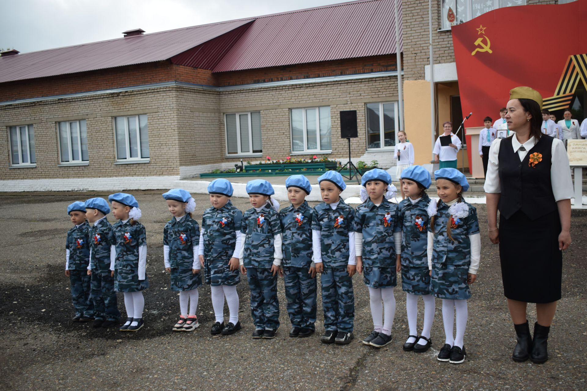 Страна не забудет героев!