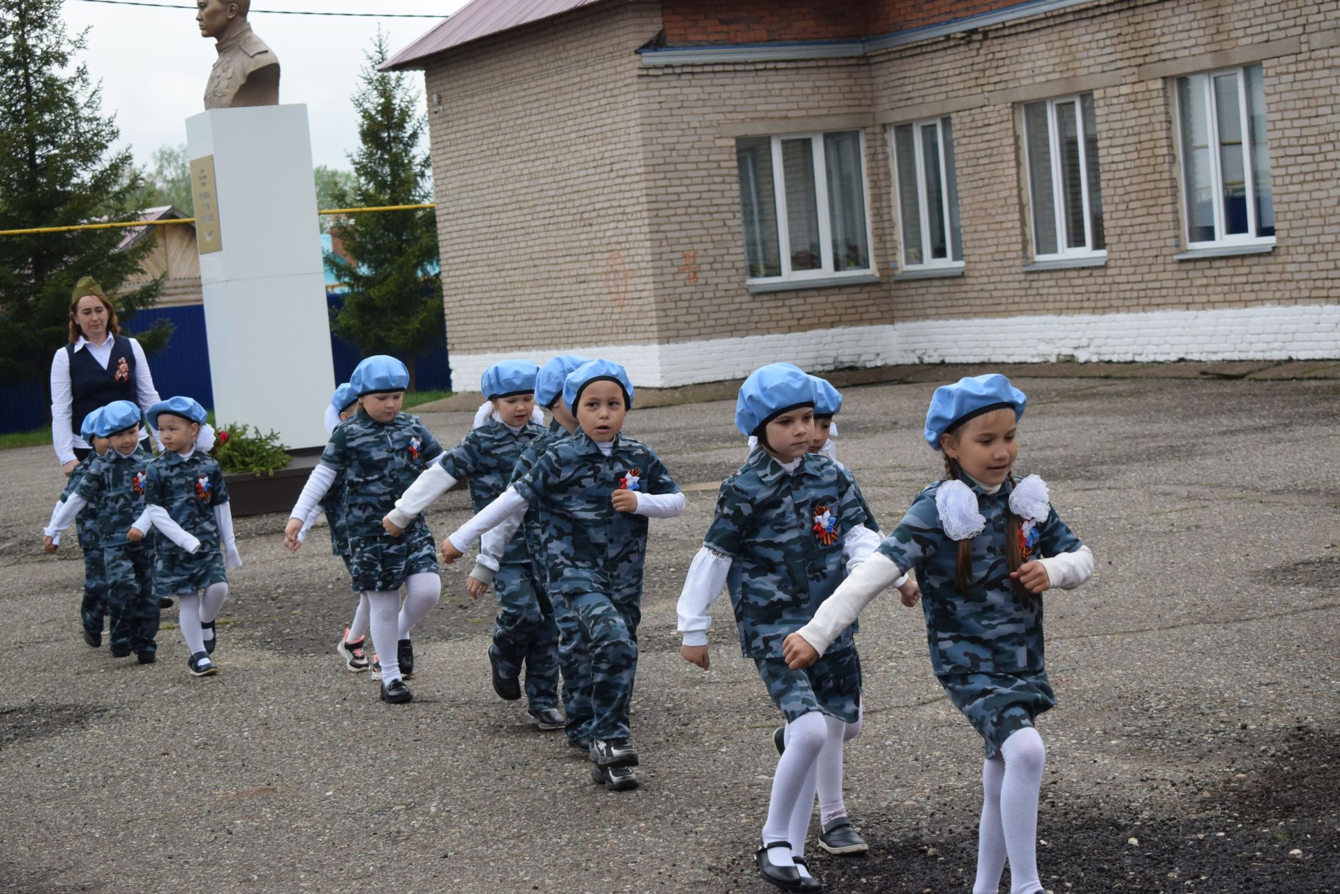 Страна не забудет героев!