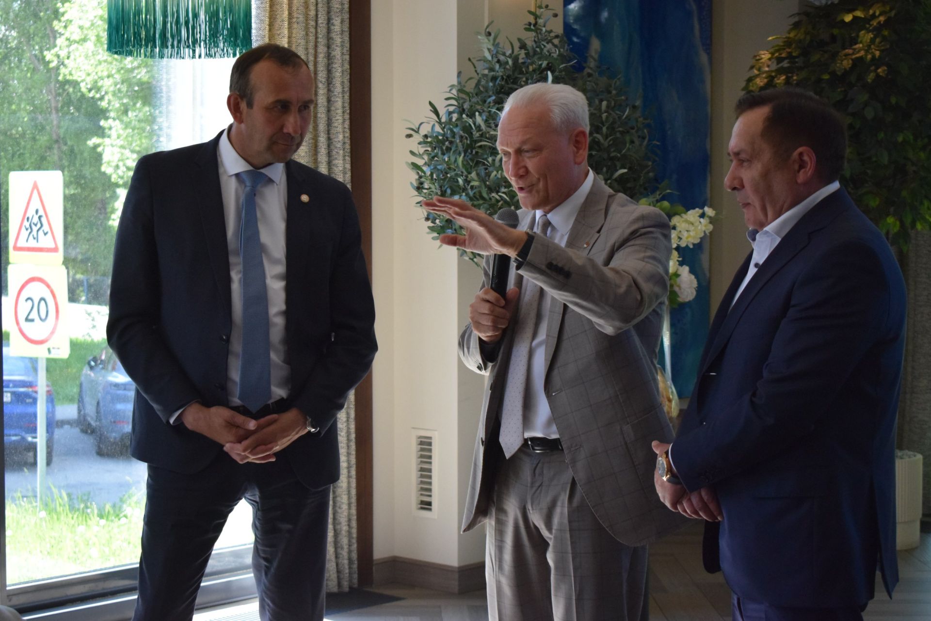 Камил Нәҗмиев эшмәкәрләр белән фикер алышты
