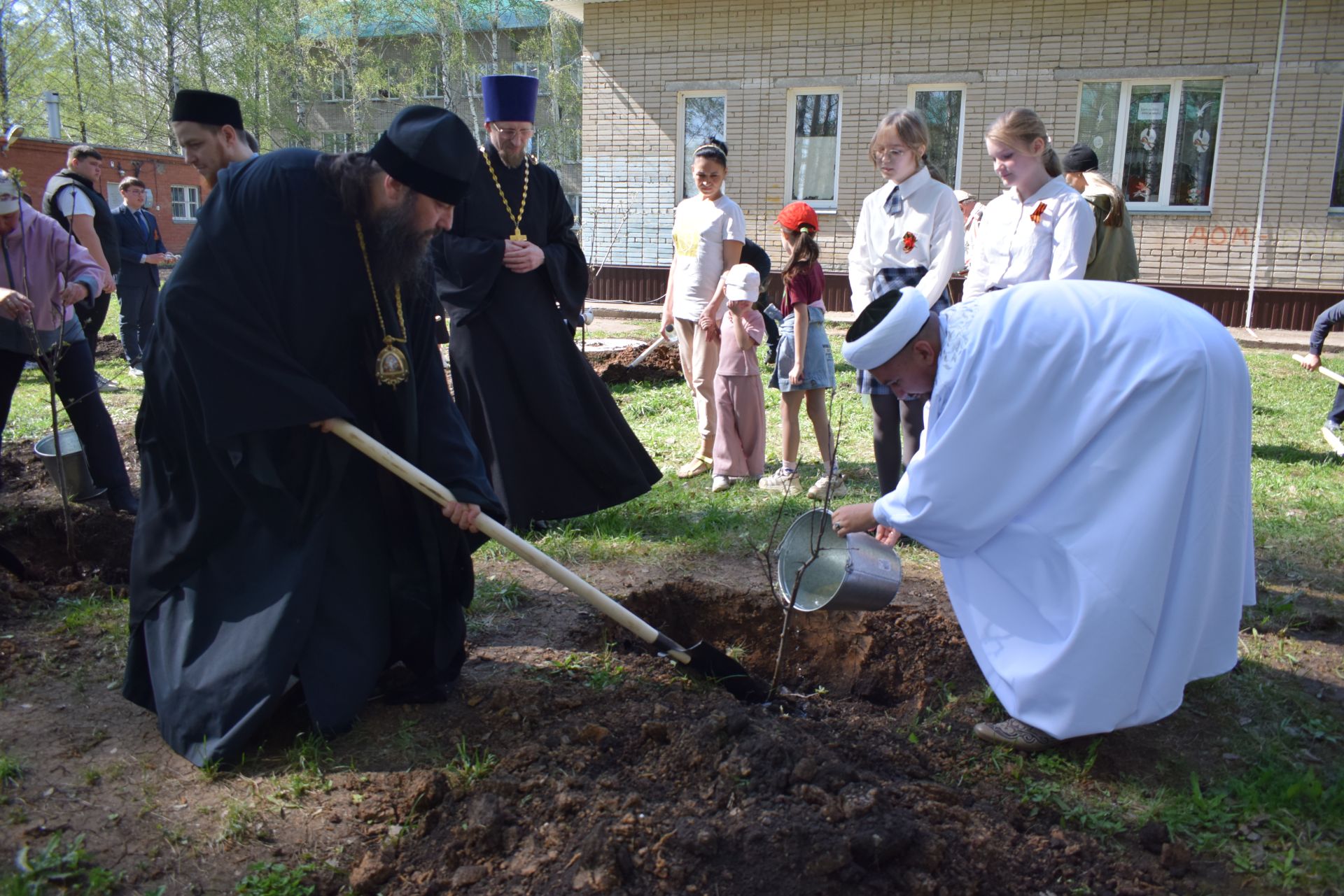 В Тукаевском районе высадили «Сад памяти» в честь героев прошлого и настоящего