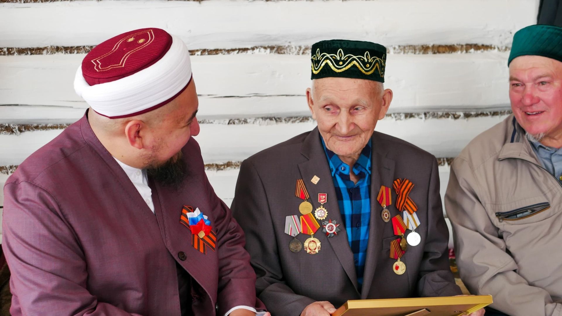 Инсаф хазрат поздравил ветеранов ВОВ с Днём Победы