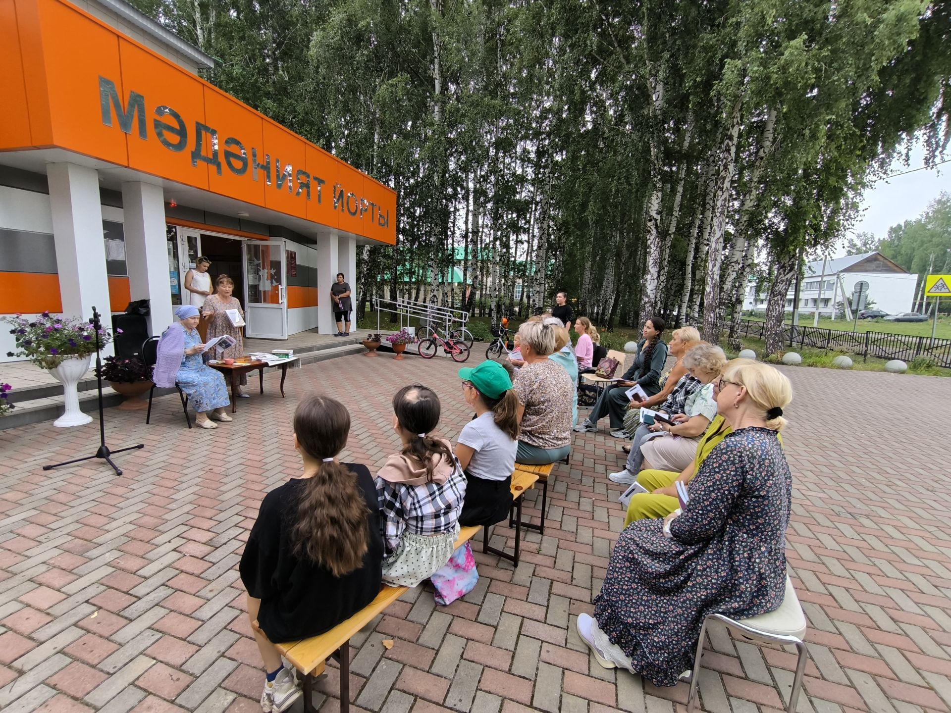 Встреча с писательницей Асией Хасановой в Новотроицком СДК
