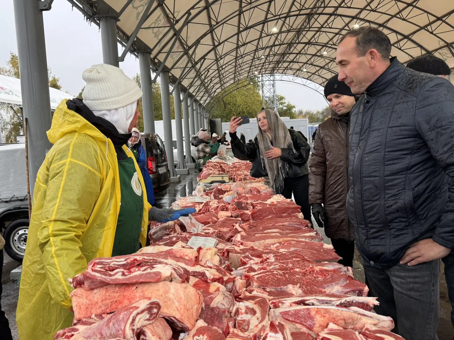 На стадионе «Строитель» прошла праздничная ярмарка