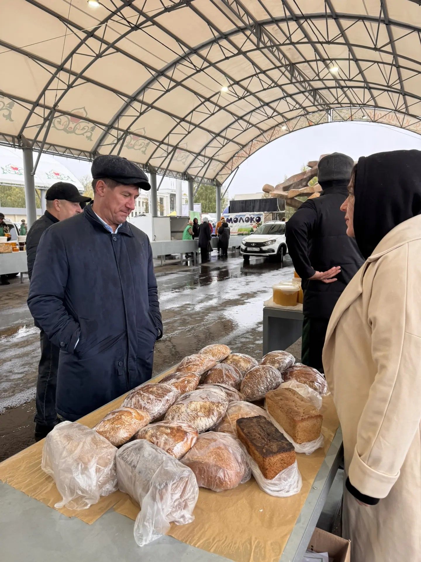 На стадионе «Строитель» прошла праздничная ярмарка