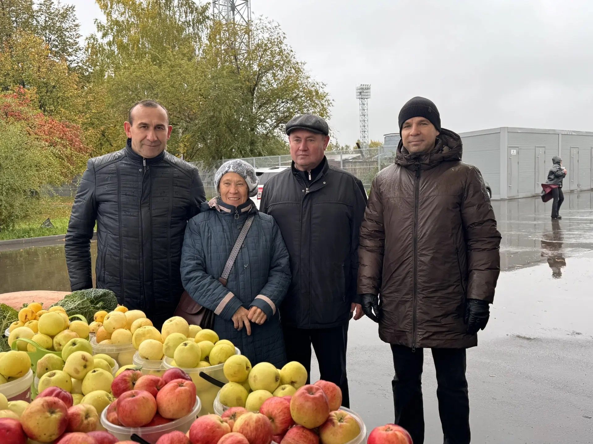 На стадионе «Строитель» прошла праздничная ярмарка