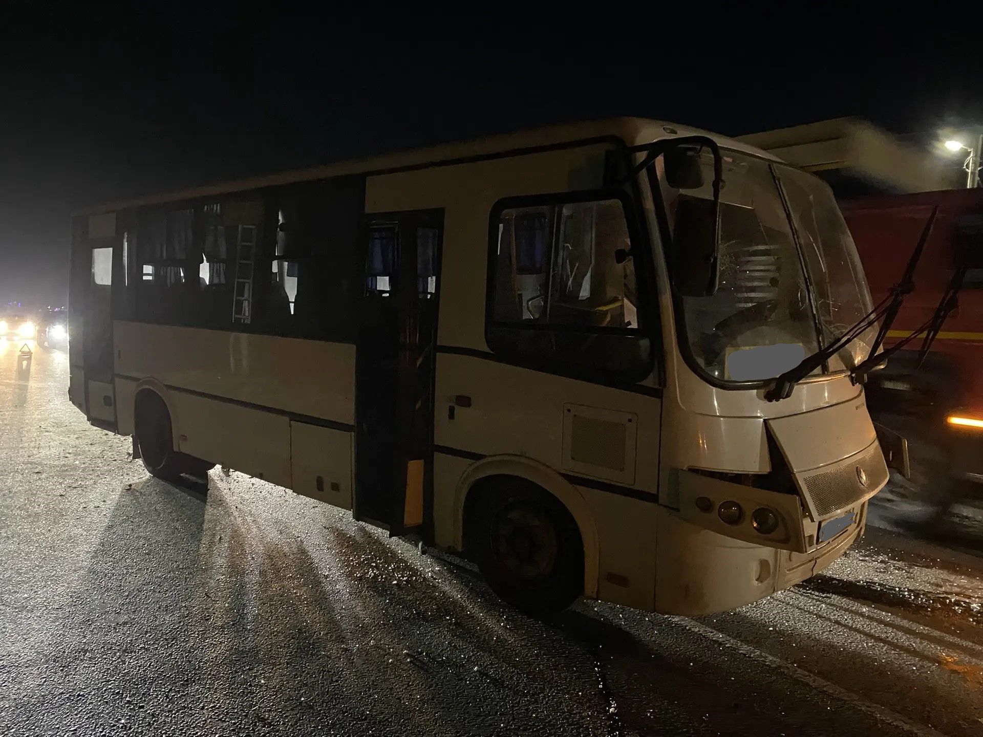 В Тукаевском районе рейсовый автобус столкнулся с самосвалом