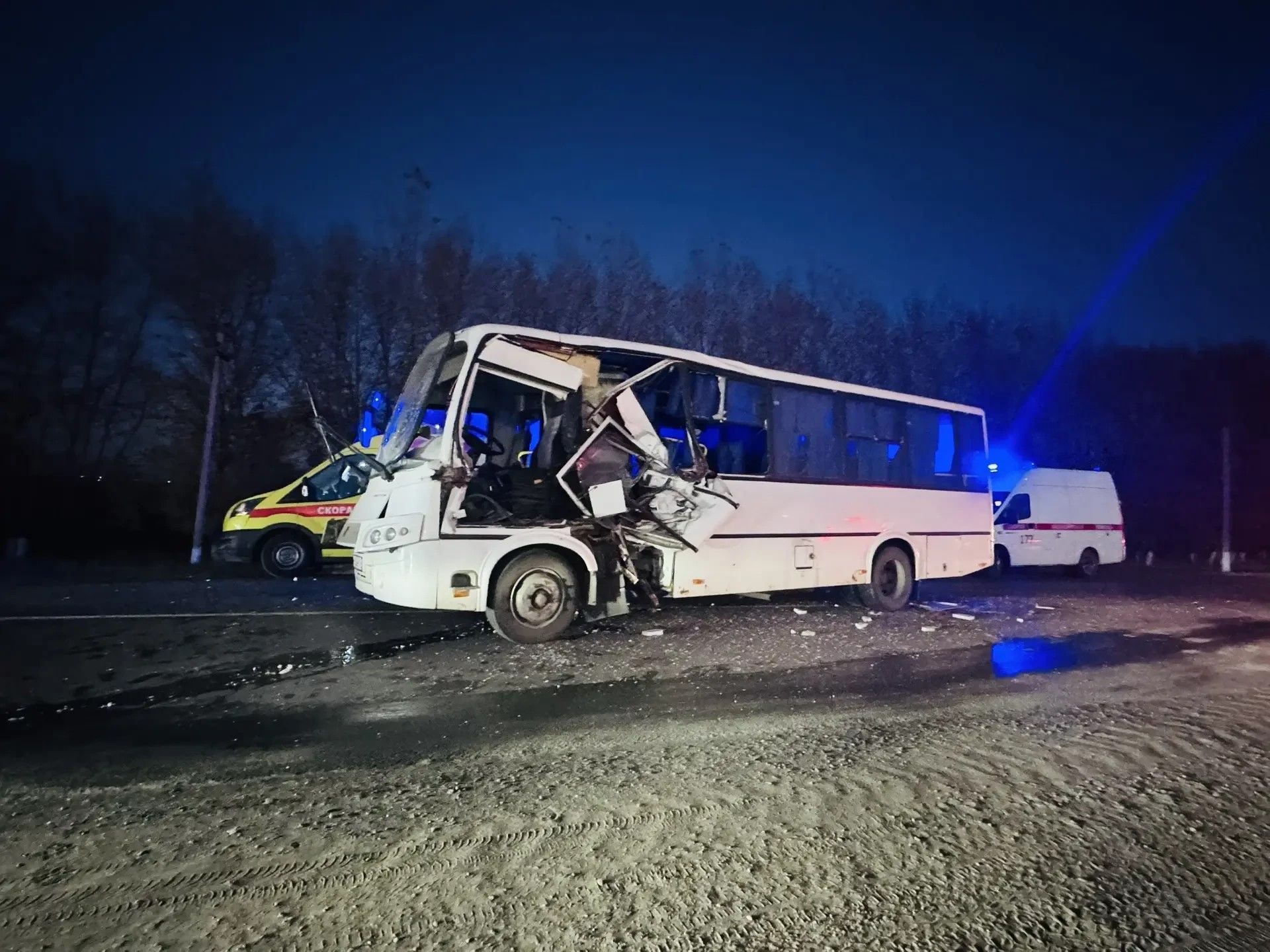 Тукай районында пассажир автобусы белән йөк машинасы бәрелешкән: алты кеше зыян күргән