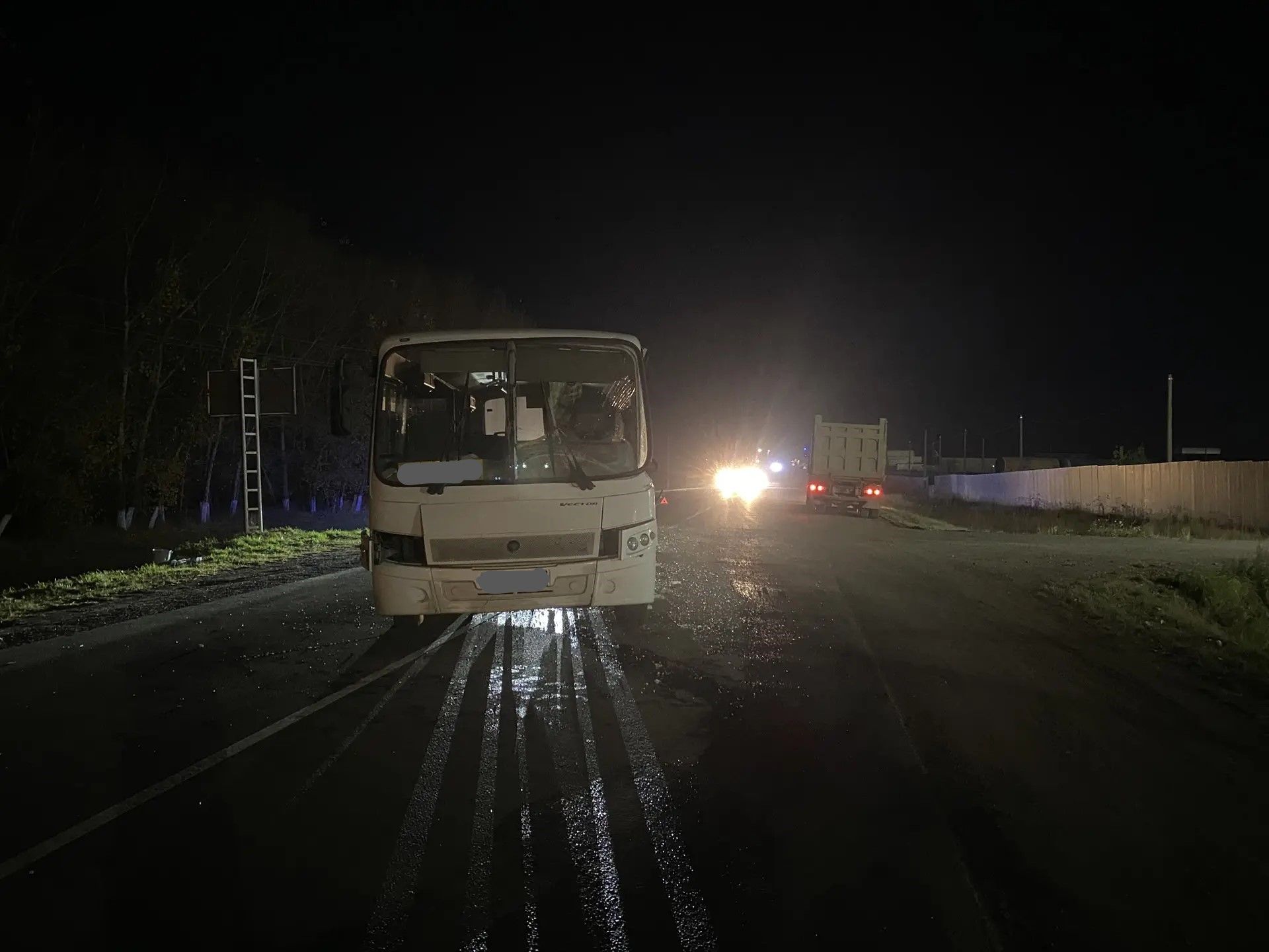 Тукай районында пассажир автобусы белән йөк машинасы бәрелешкән: алты кеше зыян күргән
