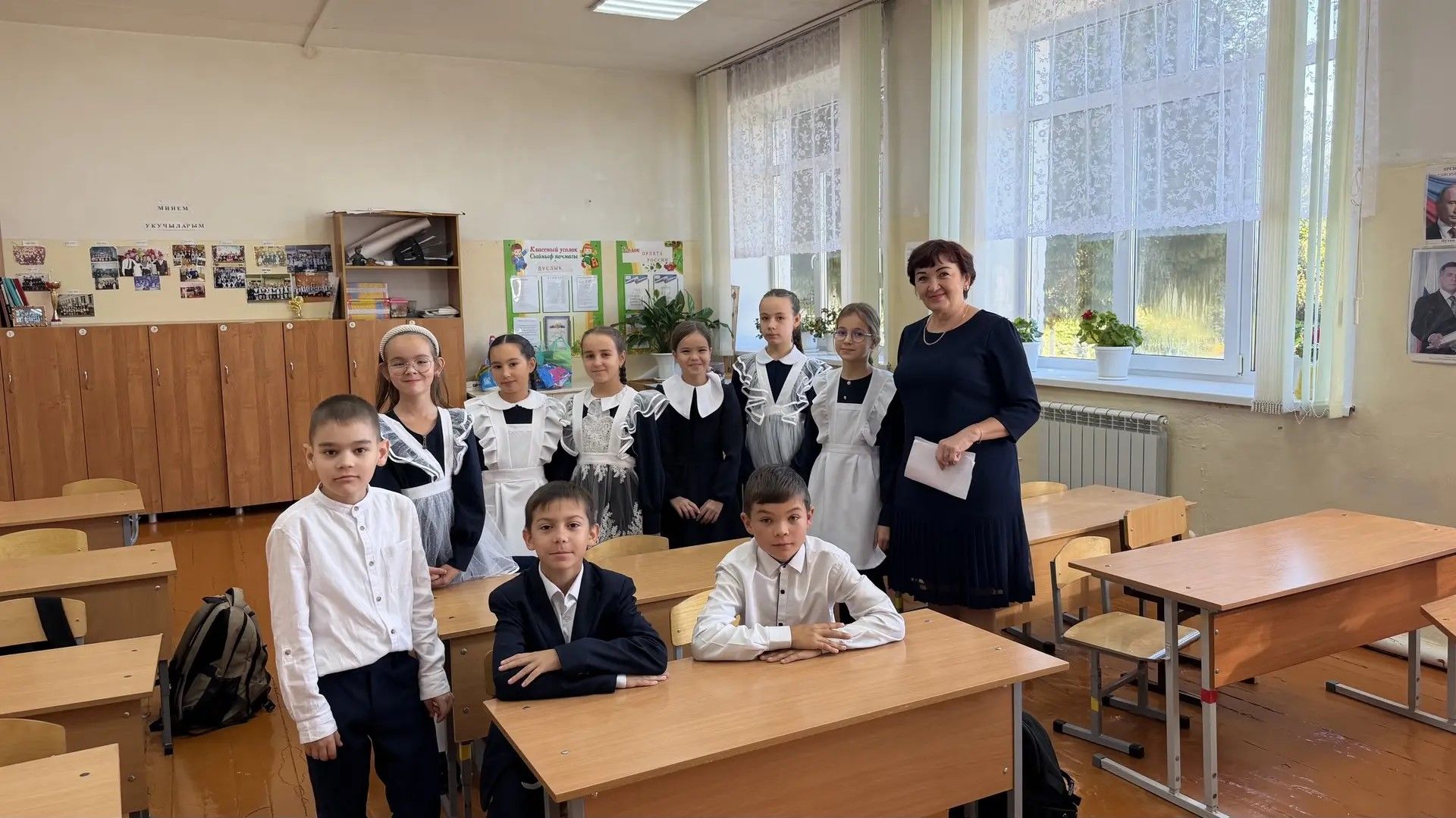 Җырчы Илзирә Бикләндәге туган мәктәбендә укытучыларына сюрприз ясады