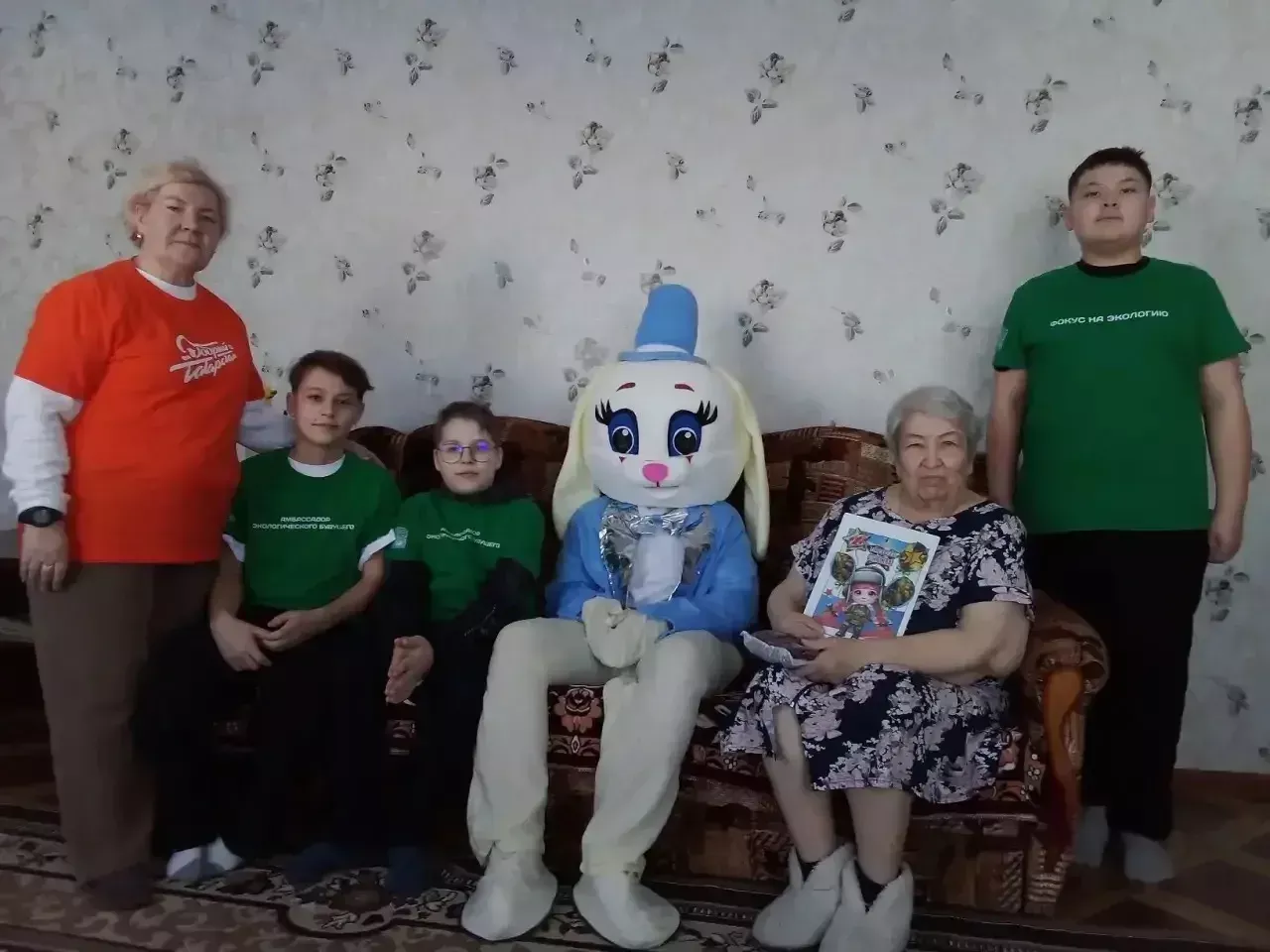 Волонтёры Бетькинской школы поздравили «детей войны» с Днём защитника Отечества