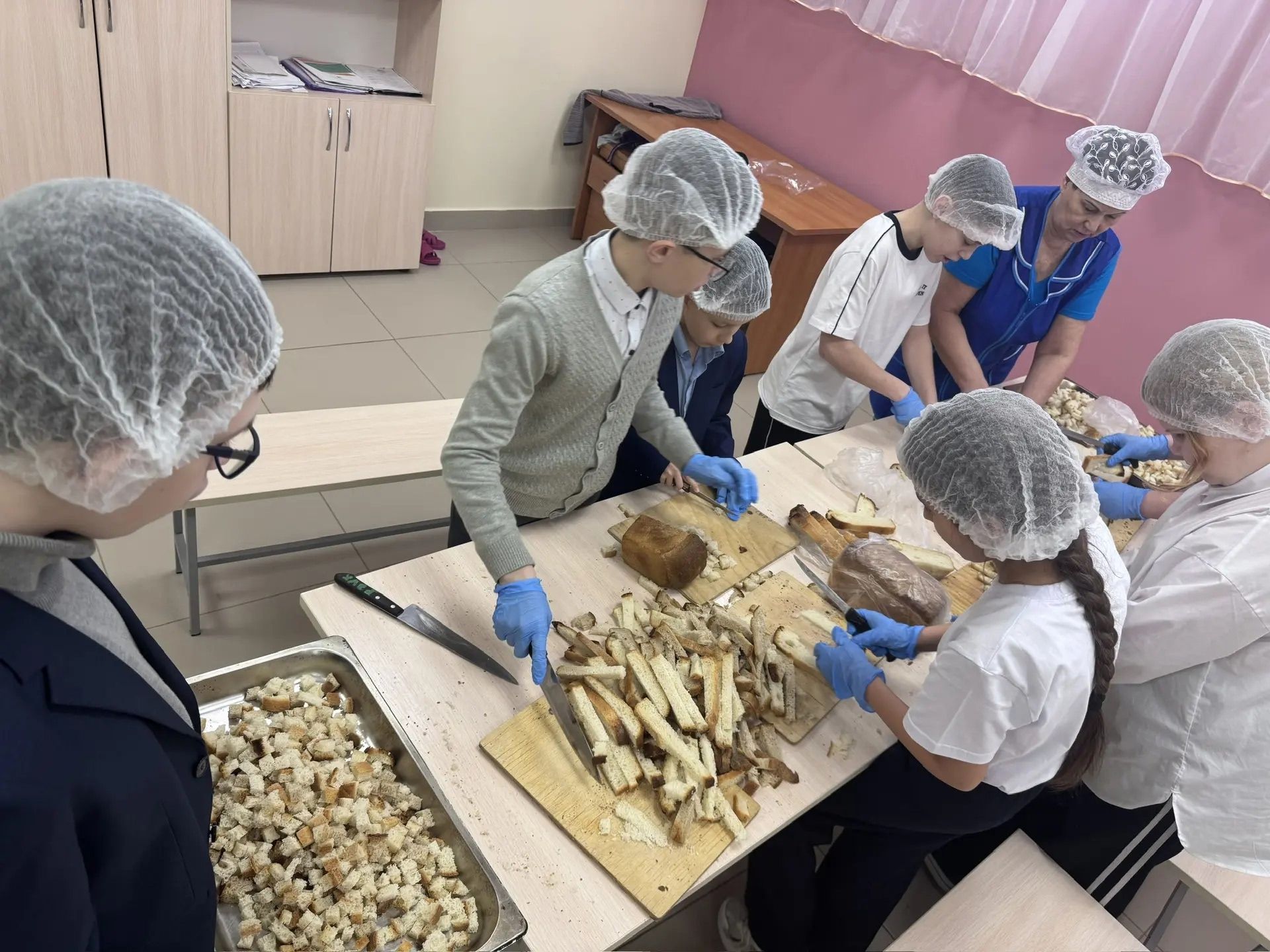 Школьники Иштиряка поддержали бойцов СВО, приготовив сухари