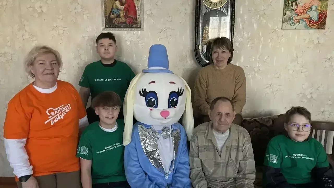 Волонтёры Бетькинской школы поздравили «детей войны» с Днём защитника Отечества
