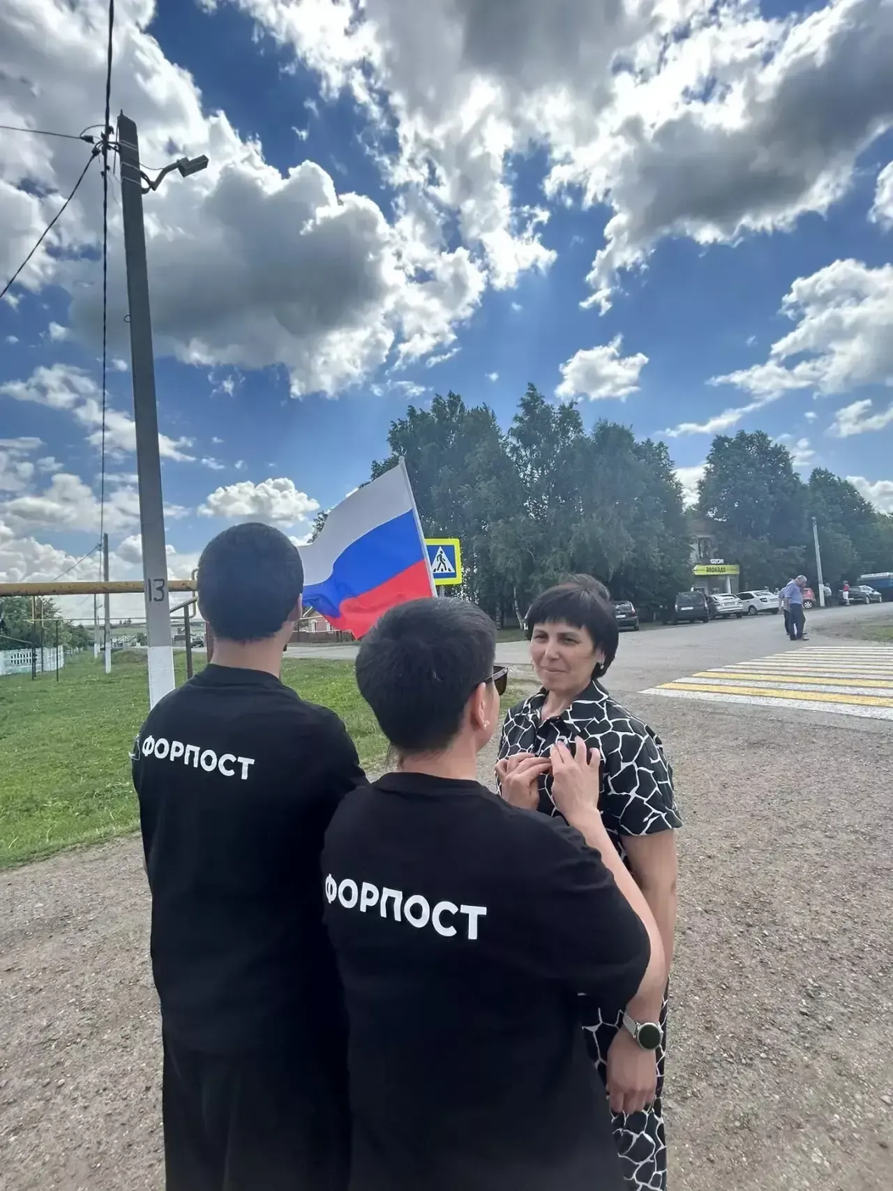 Активисты «Форпоста» раздали жителям ленты-триколоры в честь Дня России