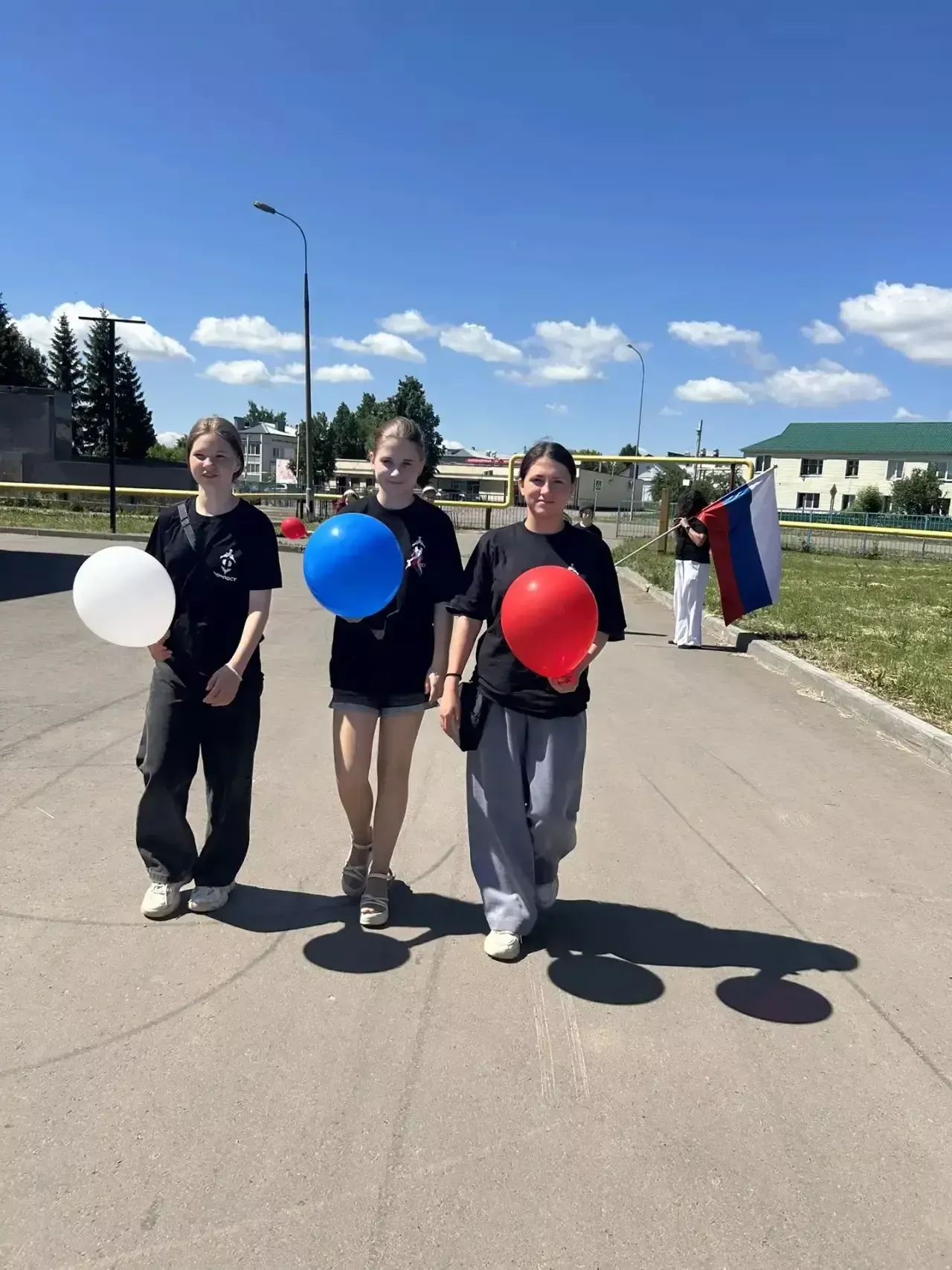 Активисты «Форпоста» раздали жителям ленты-триколоры в честь Дня России