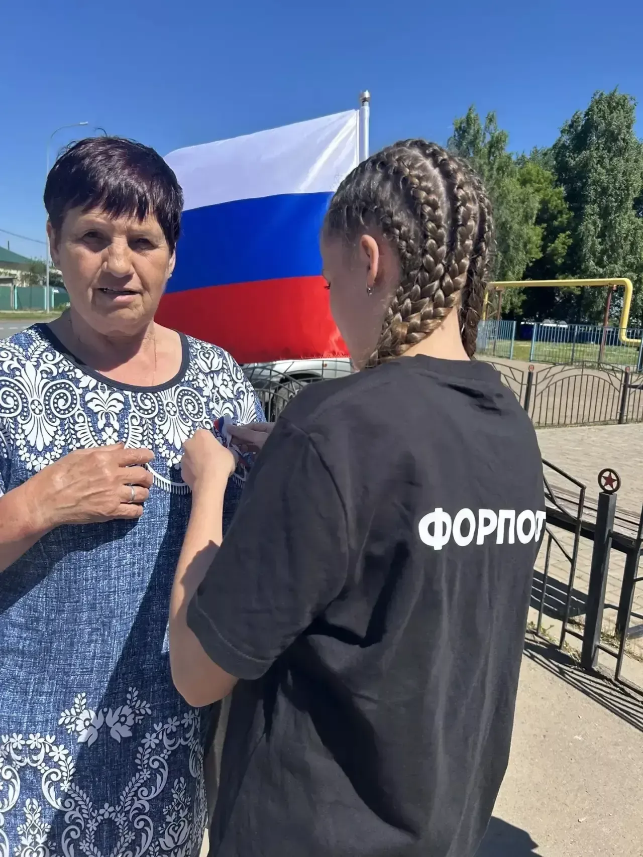 Активисты «Форпоста» раздали жителям ленты-триколоры в честь Дня России