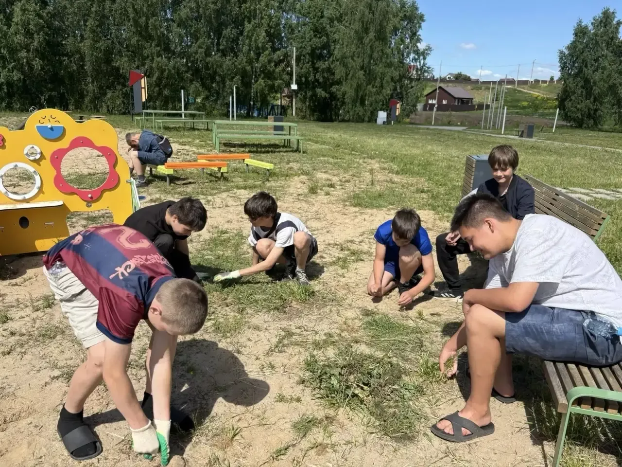 В парке «Шильна» школьники помогают наводить порядок