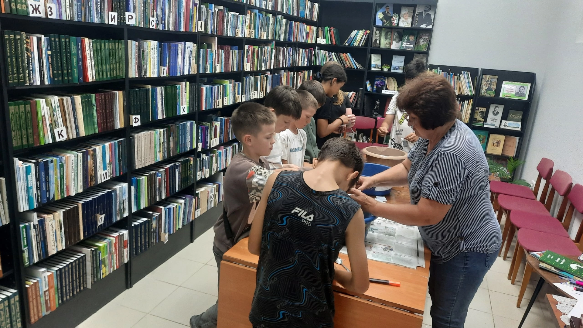 Иске Дөреш авылы балалары СВОдагы солдатлар өчен шифалы чәй әзерли