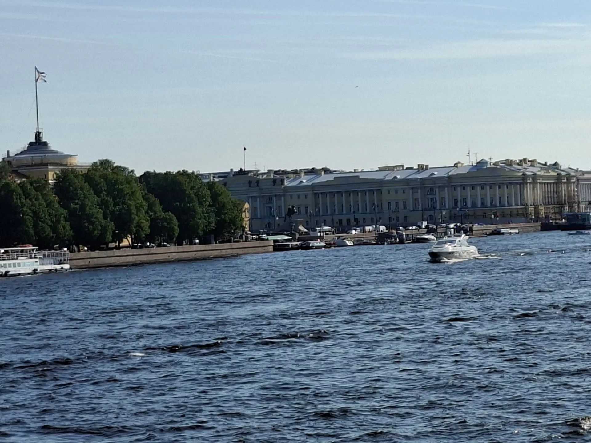 Санкт-Петербургта сәяхәт: шәһәрнең иң матур урыннарын барладык