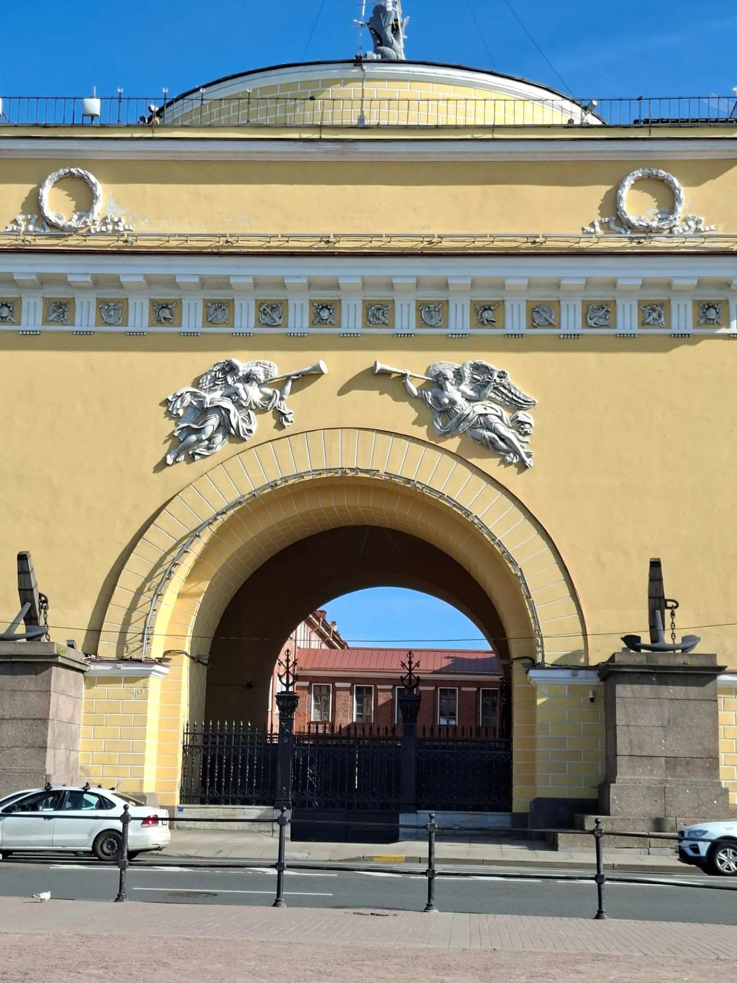 Санкт-Петербургта сәяхәт: шәһәрнең иң матур урыннарын барладык