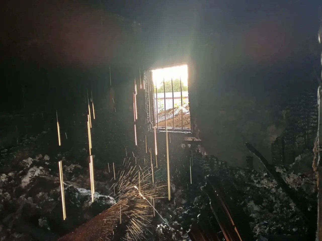 В Тукаевском районе из-за короткого замыкания сгорели дом и беседка