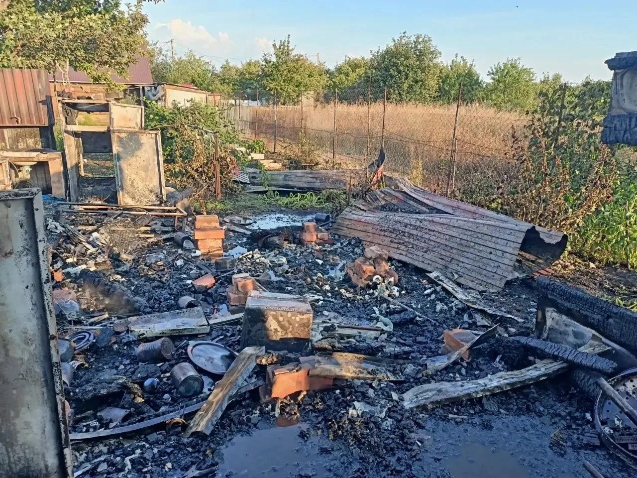 В Тукаевском районе из-за короткого замыкания сгорели дом и беседка
