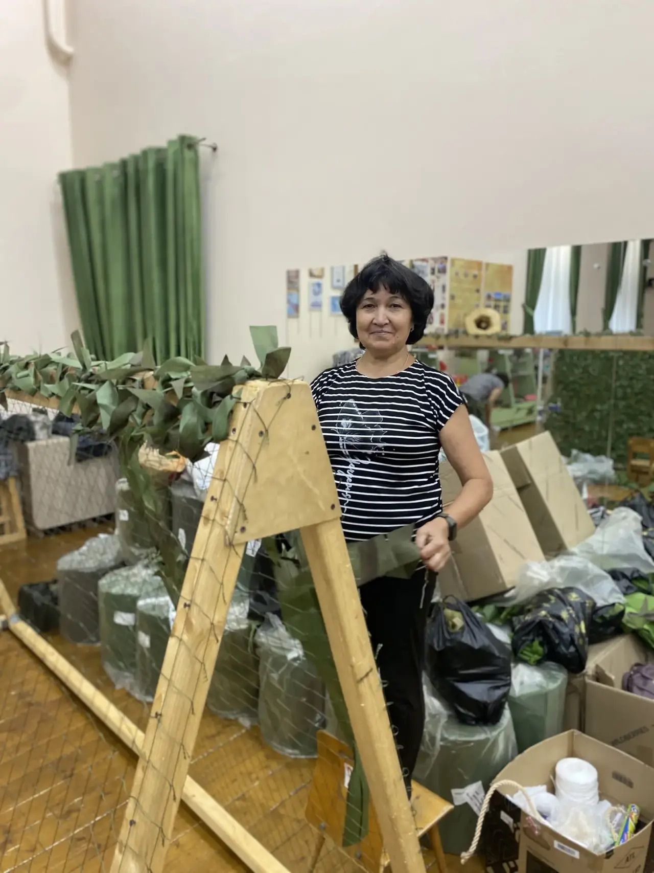 Волонтёры посёлка Круглое Поле ежедневно плетут маскировочные сети для передовой
