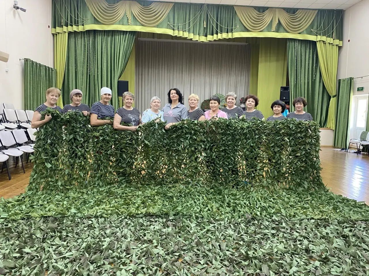 Волонтёры посёлка Круглое Поле ежедневно плетут маскировочные сети для передовой