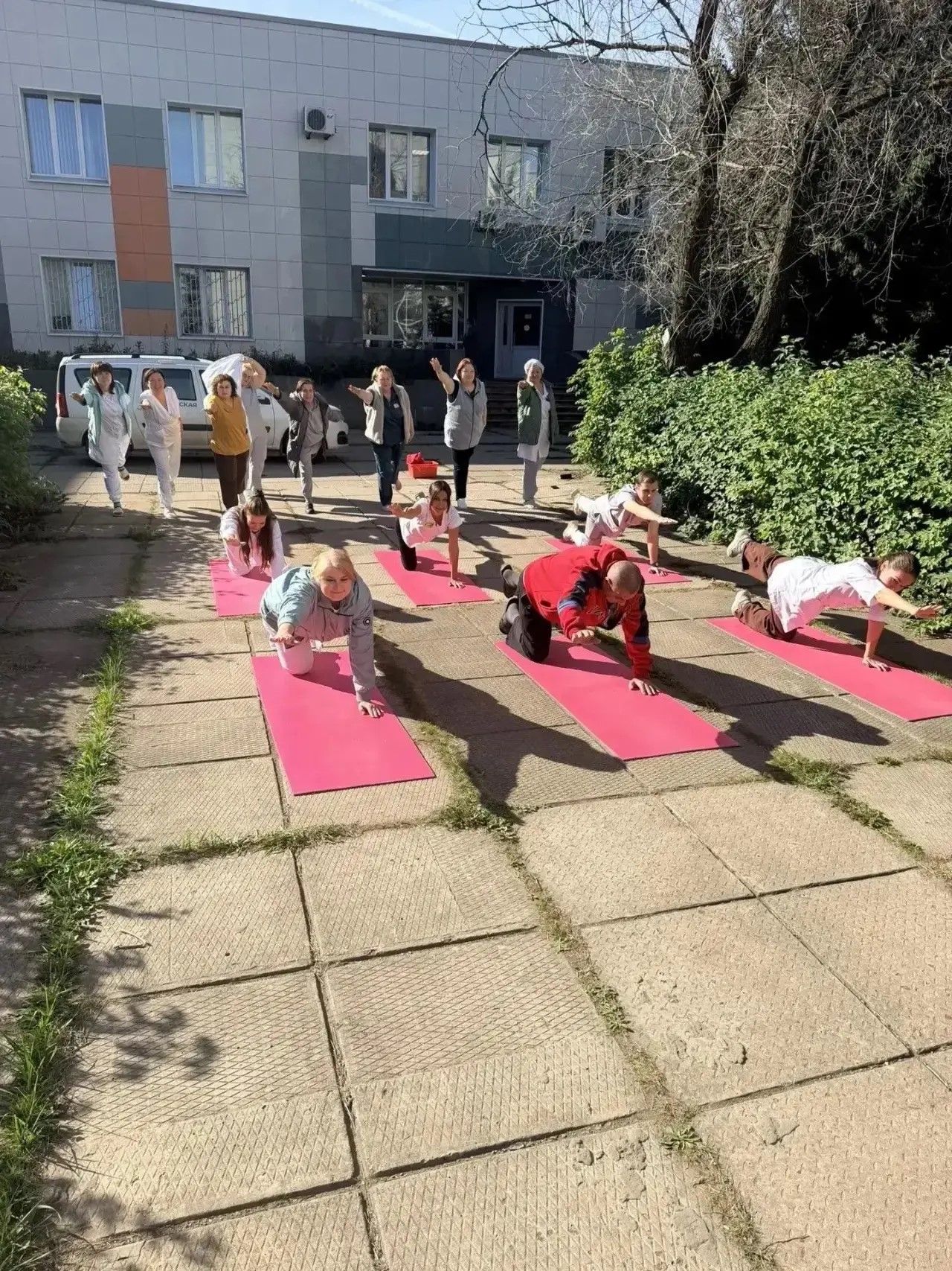 Сотрудники и пациенты Тукаевской ЦРБ начали день с зарядки на свежем воздухе