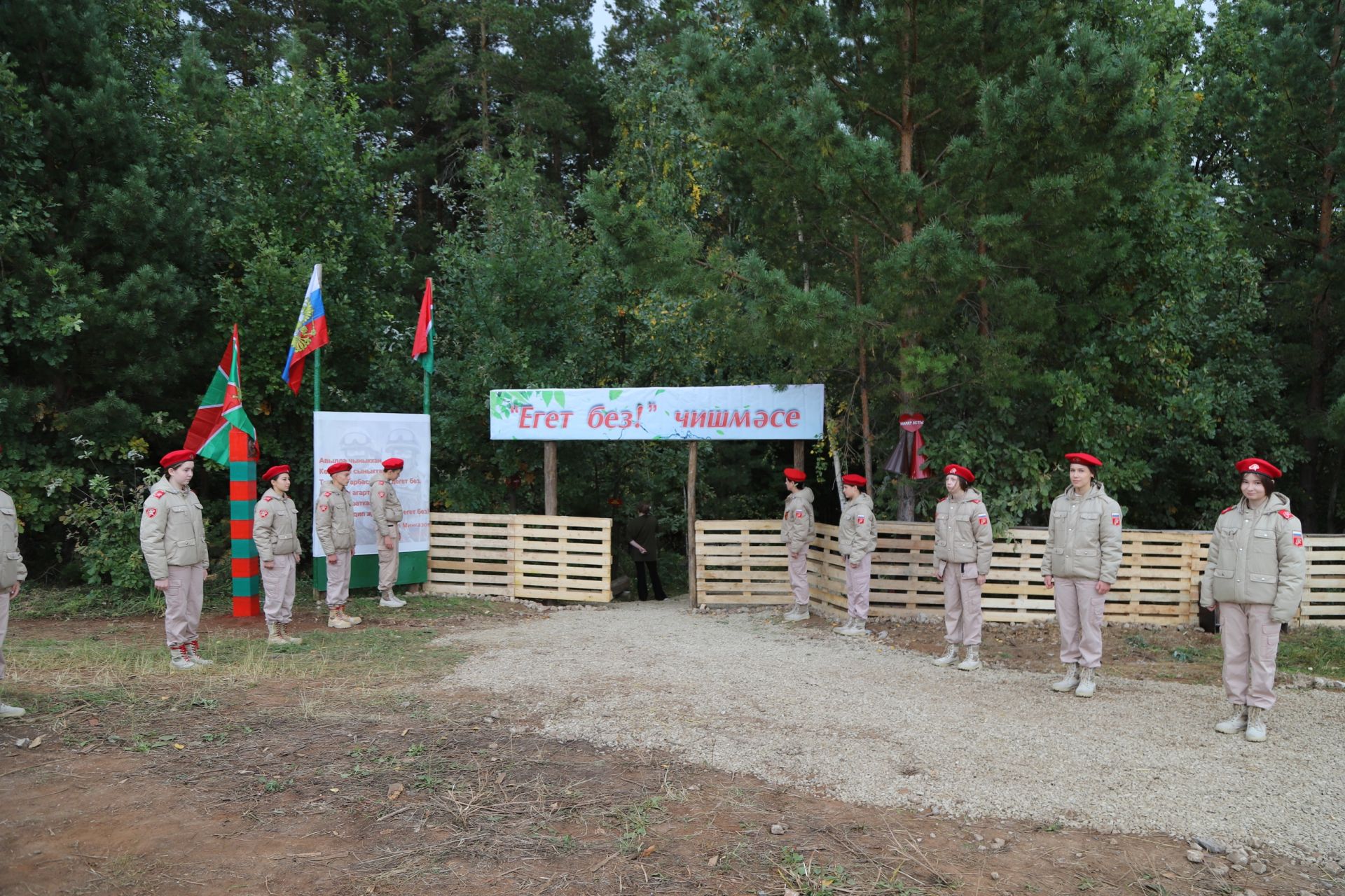 Урман эчендәге фронт сызыгы: район волонтерлары Мөслимдә чишмә ачу тантасында булып кайтты
