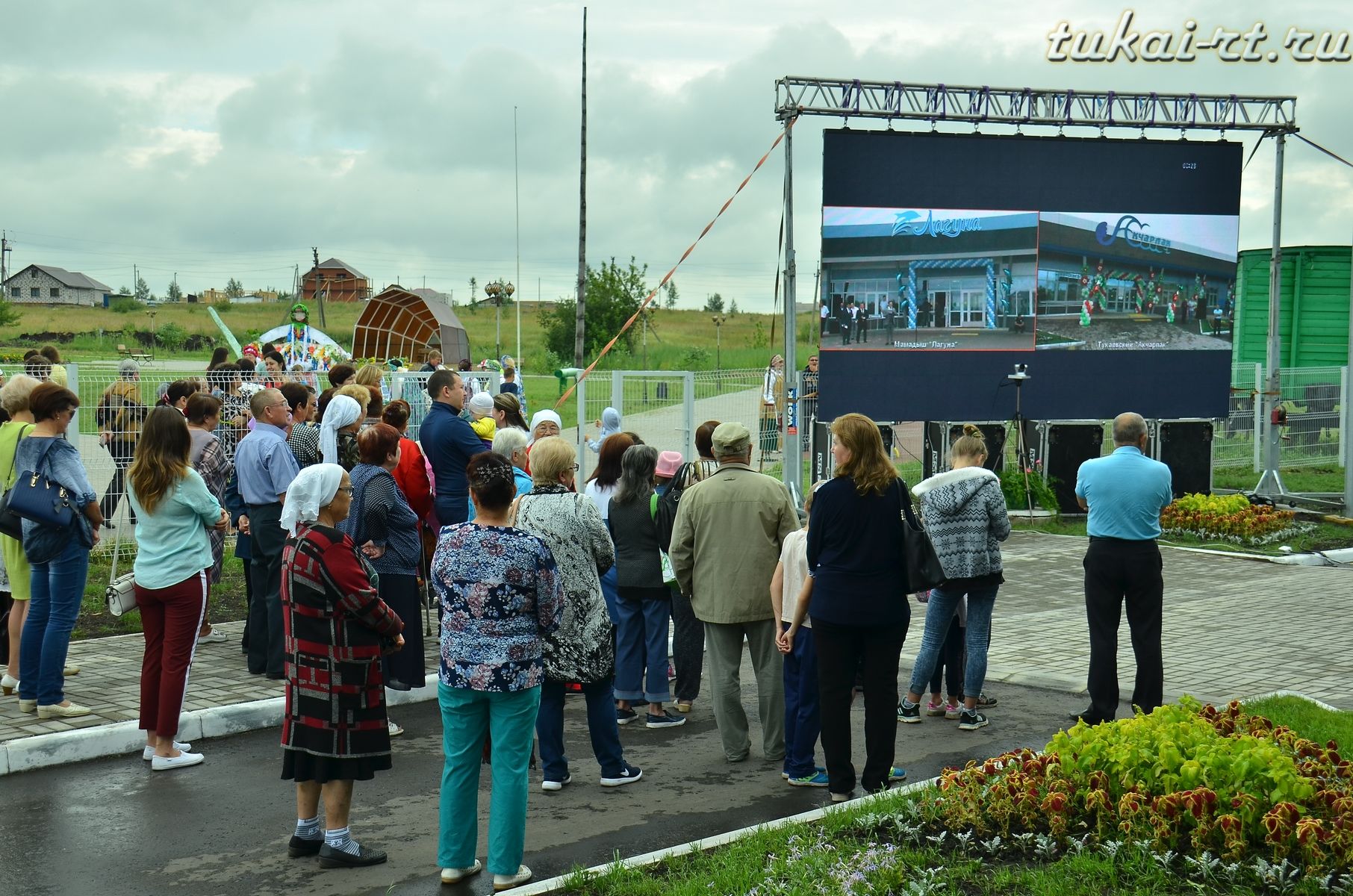 В круглом поле сколько. Парк круглое поле. Открытие бассейна круглое поле. Круглое поле фото. Бассейн в поселке круглое поле.