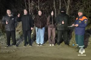 Сотрудники МЧС спасли молодых людей без связи, чья машина застряла в песке в Боровецком лесу