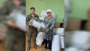 Тукай районы волонтерлары СВО сугышчысына маскировка челтәрләре тапшырды