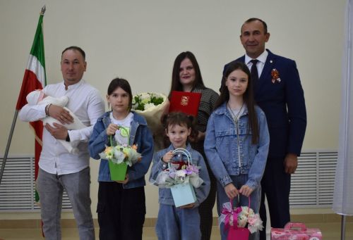 Тукай районының 50 еллык юбилеенда 50нче бала туу белән Хәмидуллиннар гаиләсен котладылар