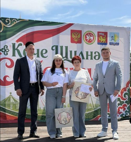 Меценат Фларид Сафин подарил подписку на газету «Якты юл» активистам и заслуженным жителям Малой Шильны