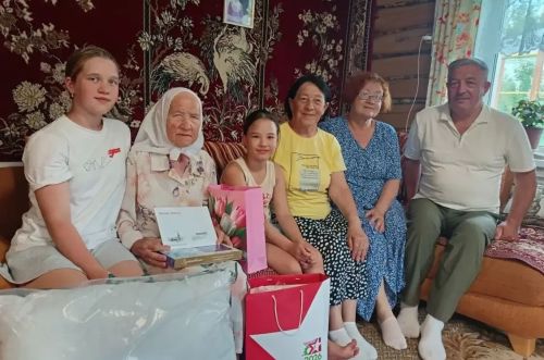 В деревне Азьмушкино поздравили 96-летнего ветерана тыла