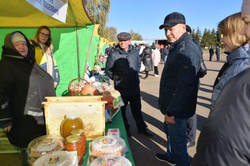 На площадке перед домом культуры села Бетьки прошла сельскохозяйственная ярмарка