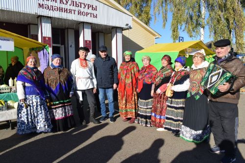 На площадке перед домом культуры села Бетьки прошла сельскохозяйственная ярмарка