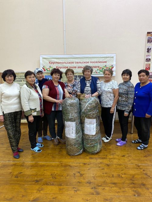 В Круглопольский Дом культуры разгрузили сети и ткани для плетения маскировочных сетей нашим бойцам