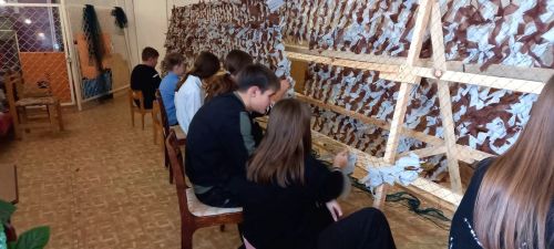 Школьники плетут маскировочные сети для участников СВО