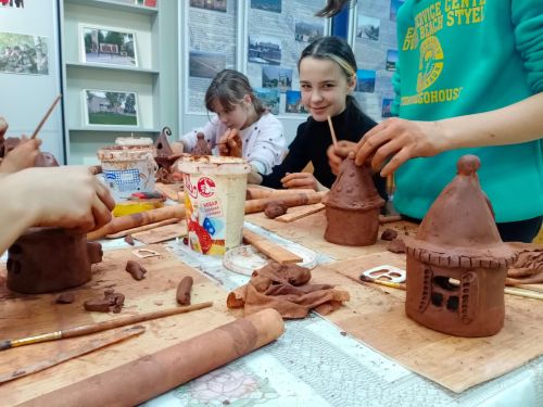 Искусство из глины: уникальные подарки для самых любимых мам