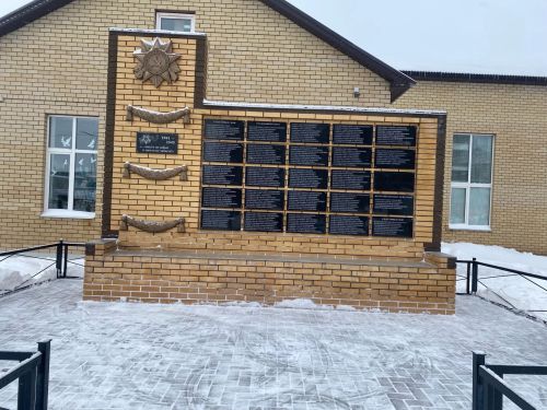 Учащиеся школы Круглое Поле расчистили подход к памятнику ВОВ и близлежащую территорию