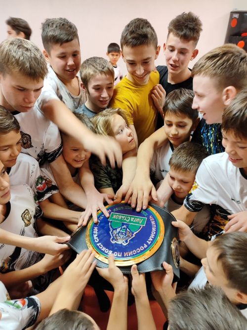 Чемпион яшь спортчылар белән очташты
