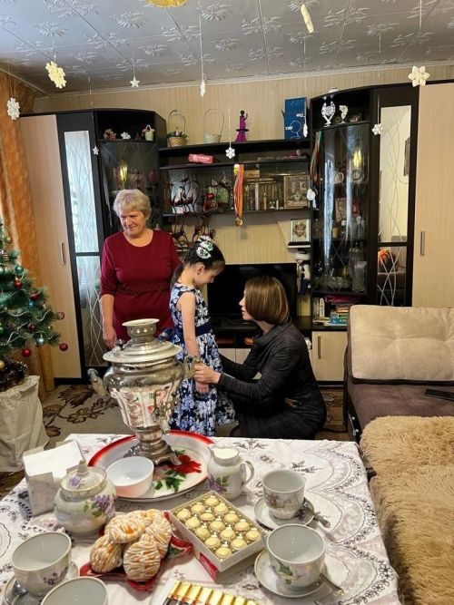 Депутат Яңа ел күчтәнәчләрен тапшырды