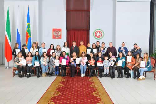 Челнинским семьям вручили материнский капитал!