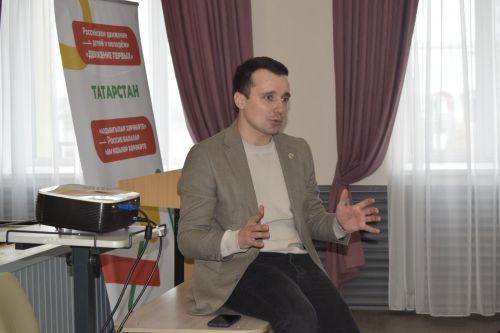 В зале заседаний администрации Тукаевского района прошла встреча с руководителем регионального отделения «Движение первых» Тимуром Сулеймановым