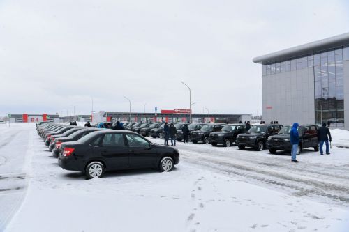 Рустам Минниханов вручил автомобили работникам районных управлений сельского хозяйства и продовольствия